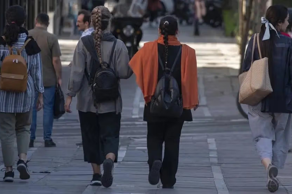 "أسوشيتدبرس": النساء والفتيات يتحدين الحجاب الإجباري علنًا وتصاعد السخط الشعبي في إيران