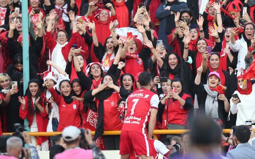 عباس عبدی، روزنامهنگار: مردها در استادیوم فحاشی میکنند، زنان را از حضور محروم میکنند