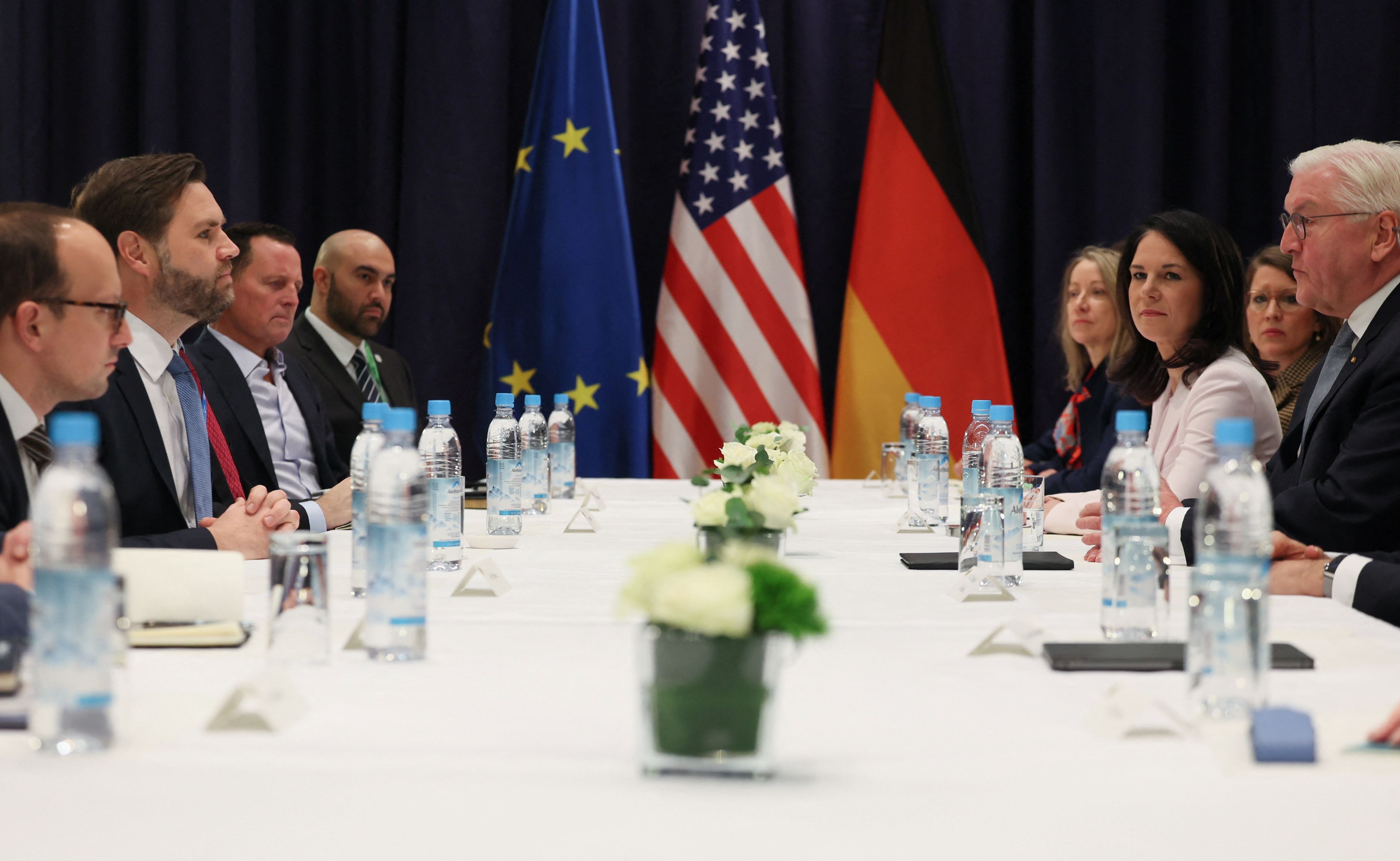 ونس به جای دیدار با صدراعظم آلمان، با گروهی از مقامات آلمانی و فرانک والتر اشتاین‌مایر، رئیس‌جمهور آلمان،  که سمتی تشریفاتی در دولت دارد، دیدار کرد.