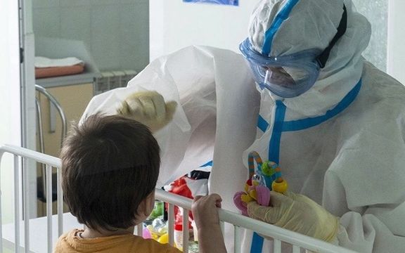یک پزشک اطفال: تب و سرفه و عطسه کودکان را به حساب کرونا بگذارید