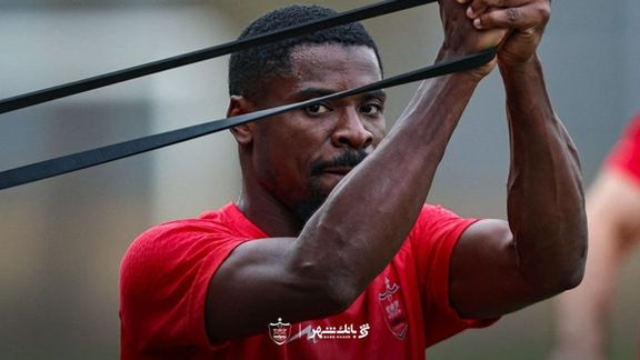 سرژ اوریه در رختکن پرسپولیس: من در حال تمرینم، خوبم، به حرف مردم در اینترنت گوش ندهید