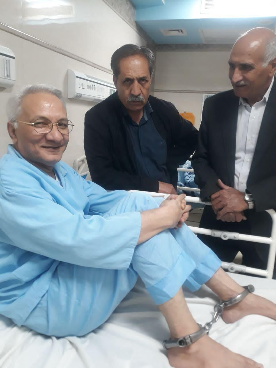 نرجس محمدي: نقل معلم معتقل إلى المستشفى مكبلاً بالأغلال يكشف قسوة واستبداد النظام الإيراني