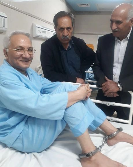 نرجس محمدي: نقل معلم معتقل إلى المستشفى مكبلاً بالأغلال يكشف قسوة واستبداد النظام الإيراني