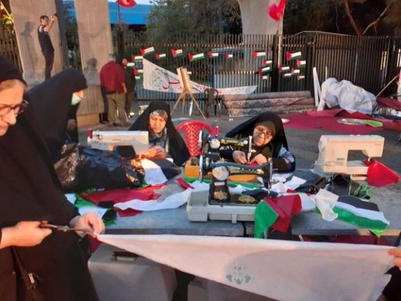 پرچمدوزی با چرخ خیاطی مقابل دانشگاه تهران برای حمایت از فلسطینیها
