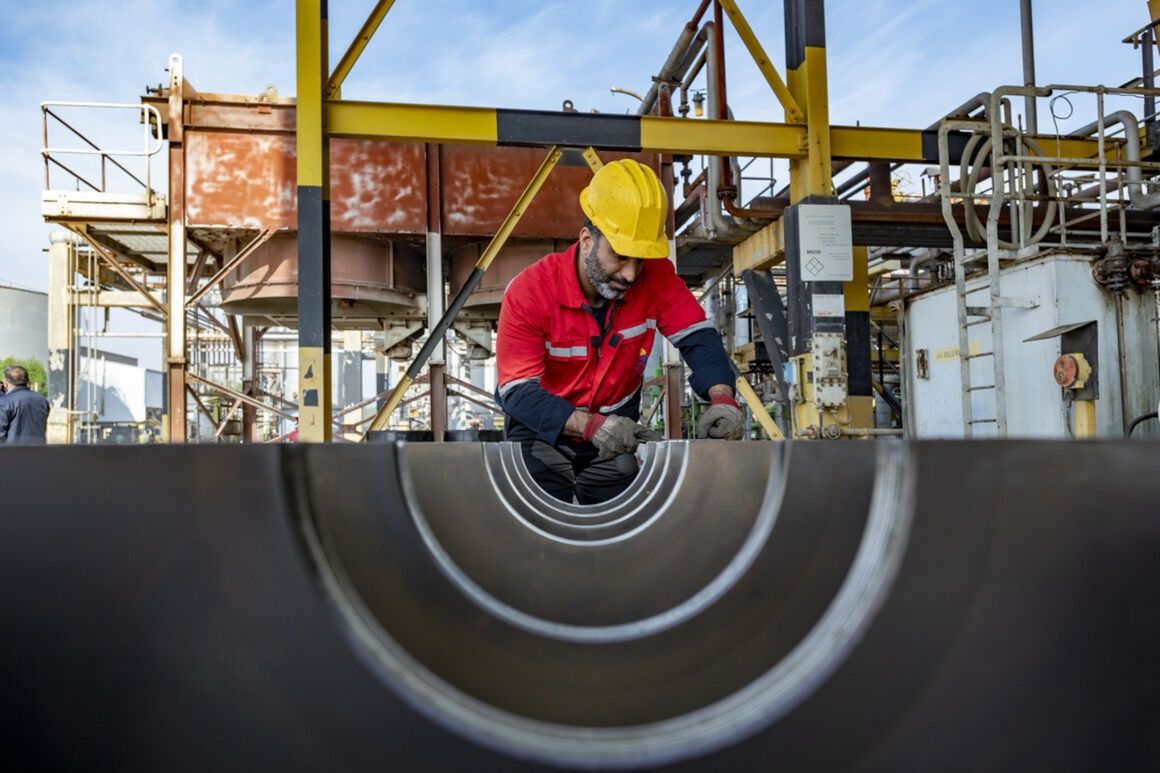 Iranian workers and consumers to bear cost of budget deficit, experts warn