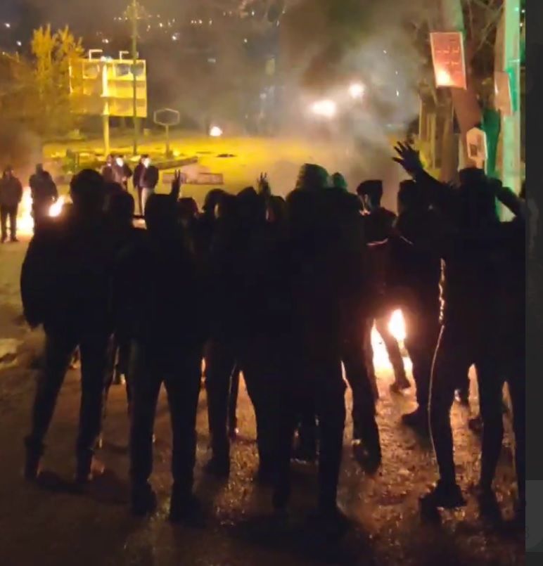 هراس نیروهای امنیتی از تداوم خیزش مردم سمیرم بعد از تجمع‌ گسترده مقابل فرمانداری