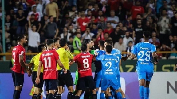 خطر جریمه و محرومیت؛ گلر نساجی وساطت کرد هواداران بازیکن الهلال را با بطری نزنند