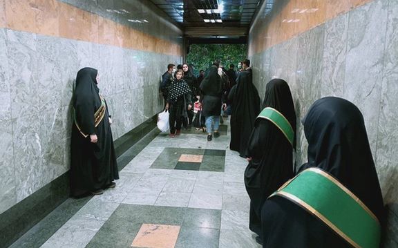 عباس عبدی، فعال سیاسی: تونلهای انسانی برای عبور زنان در مترو خشم و نفرت را افزایش میدهد