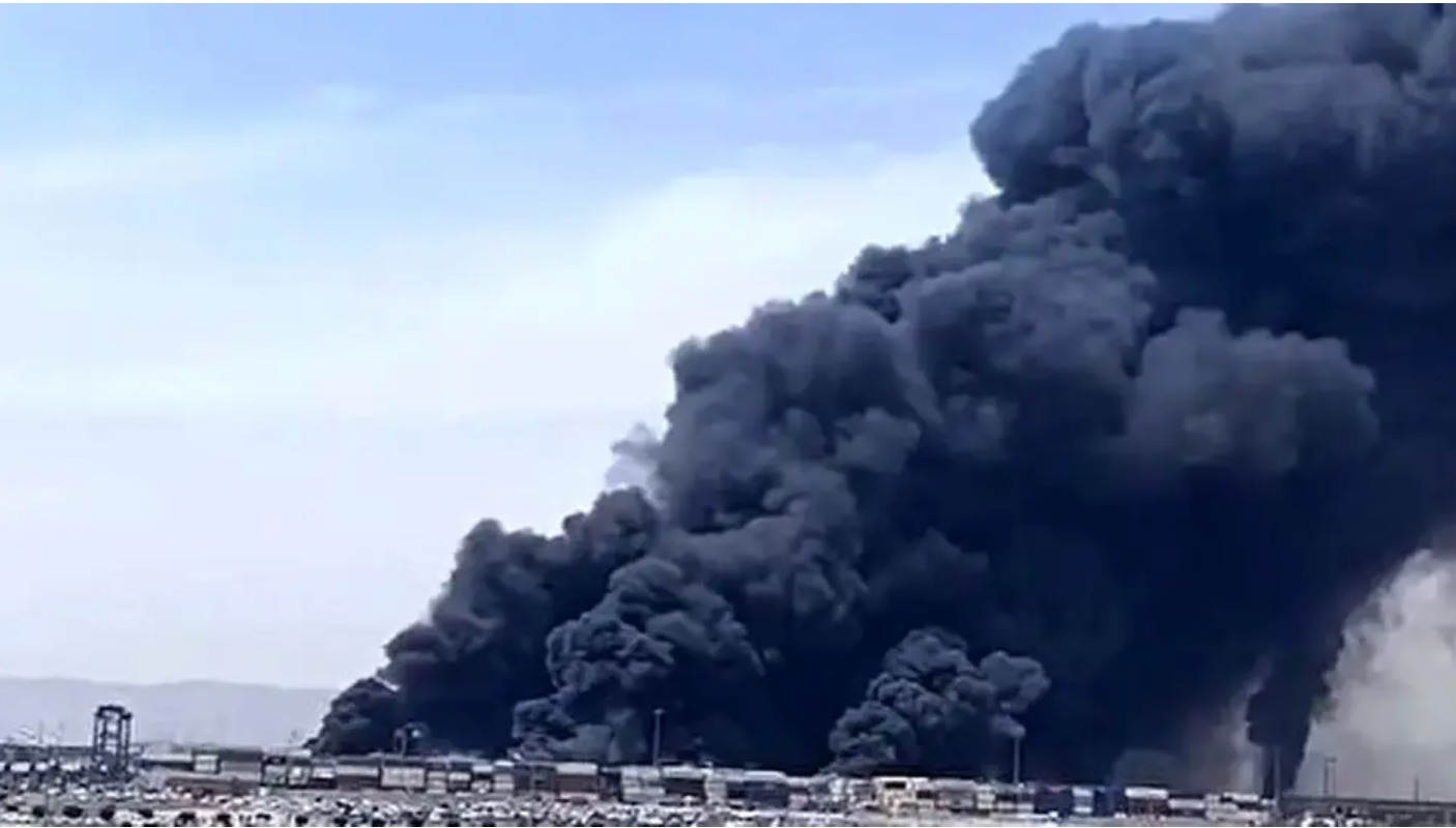 قطاع النفط الأشد تضررًا.. انفجار ميناء رجائي يضرب الاقتصاد الإيراني 