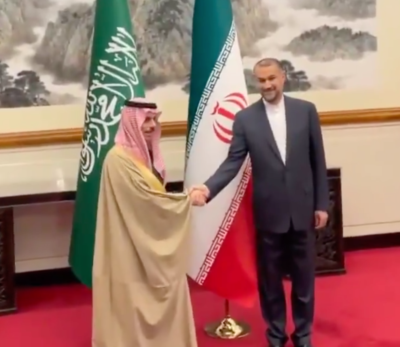 وزيرا خارجية السعودية وإيران يوقعان بيانا على فتح السفارات في طهران والرياض