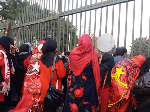 تکرار حادثه مشهد در تهران؛ ضربوشتم و گاز اشکآور، سهم تماشاگران زن از پرسپولیس-الدحیل