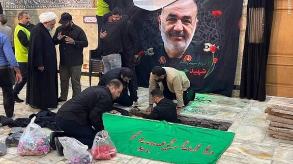 دفن جسد حسین سلامی، فرمانده کل سپاه پاسداران انقلاب اسلامی که ۲۳ در اولین شب حملات به همراه سایر فرماندهان نظامی و امنیتی کشته شد. جسد او حدود یک هفته پس از آتشبس دفن شد./ شهر ری، ۸ تیر ۱۴۰۴