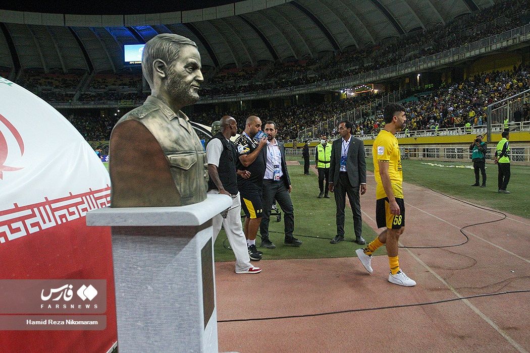 A bust of Revolutionary Guard’s Quds Force commander Qassem Soleimani at Esfahan’s Naghsh-e- Jahan Stadium before the AFC match between Al-Ittihad of Saudi Arabia and Sepahan of Iran (October 2023) 