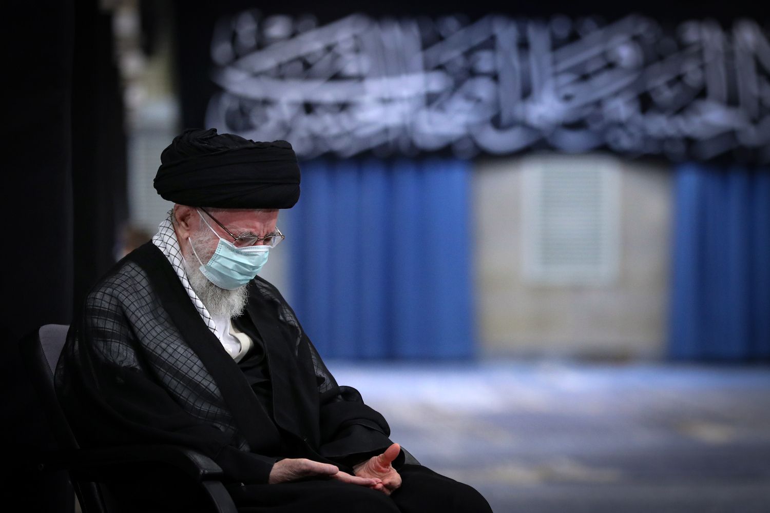 تجمع‌های بزرگ در شرایط شیوع کرونا؛ خامنه‌ای باز هم در تنهایی عزاداری کرد