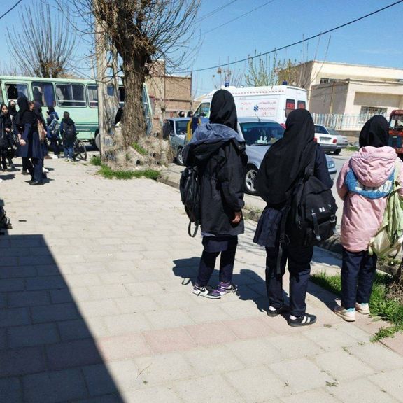 استئناف الهجمات الكيماوية عقب عودة الدراسة.. وتسمم الطالبات في 5 مدارس إيرانية