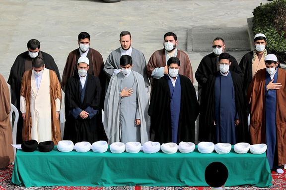 مدرس حوزه علمیه خراسان: ورود به جامعه با لباس روحانیت مشکل است