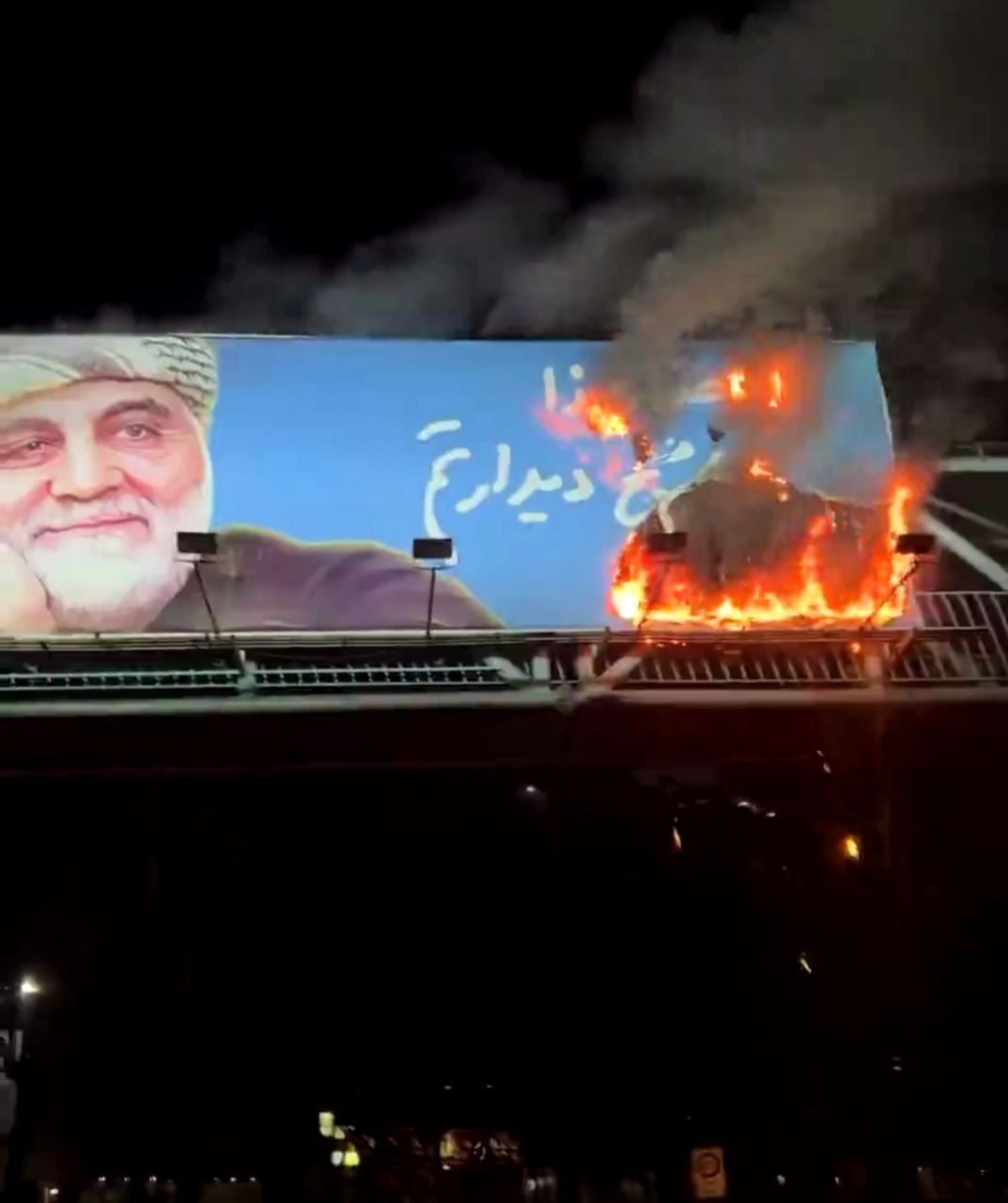 تداوم خیزش انقلابی با شعارهای شبانه علیه حکومت؛ معترضان تصاویر قاسم سلیمانی را آتش زدند