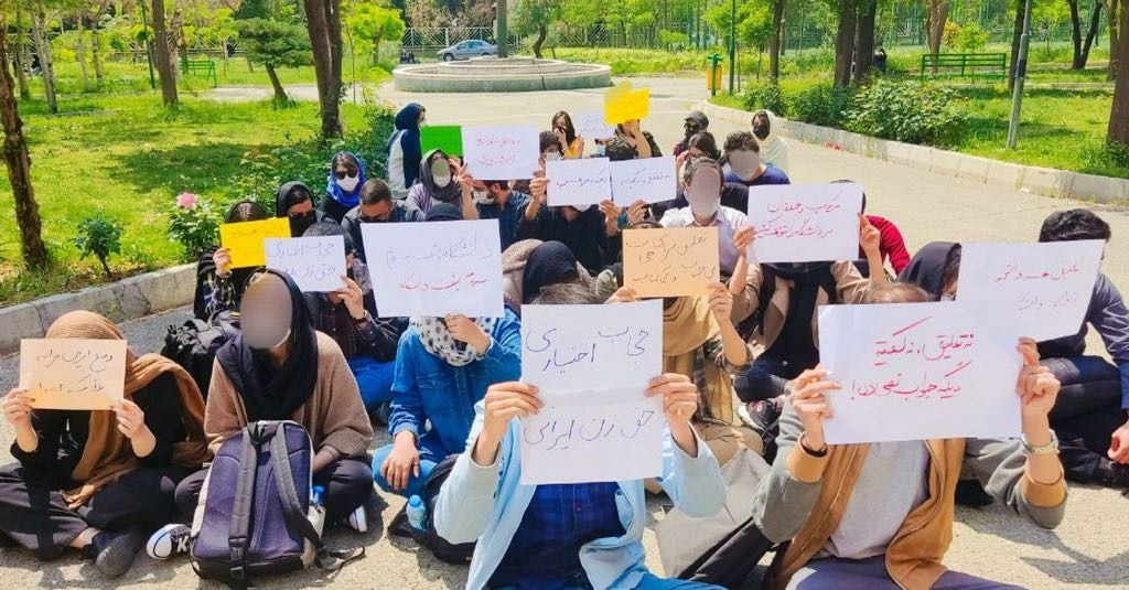 إضراب طلابي واسع في جامعات إيرانية احتجاجا على الحجاب الإجباري والأحكام التأديبية القاسية