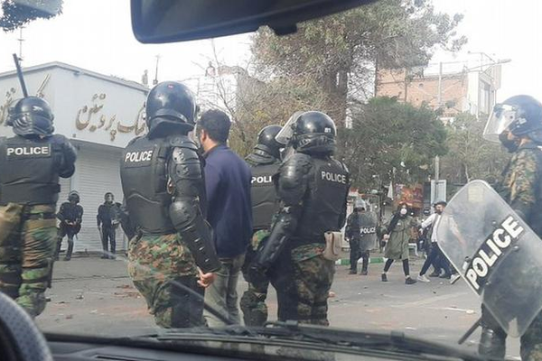 بررسی عفو بینالملل؛ عاملان سرکوب خیزش مهسا چگونه از مجازات مصون ماندهاند؟