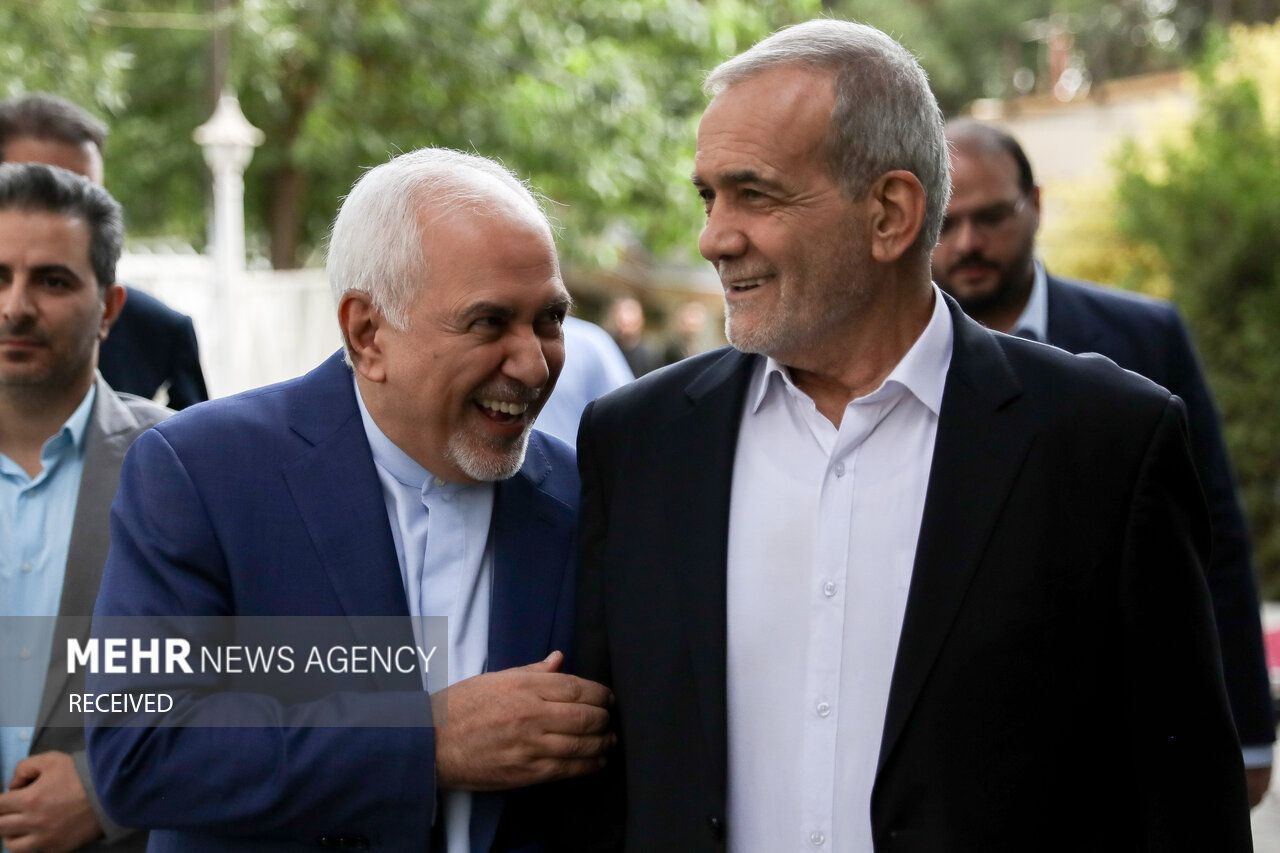 Pezeshkian (R) with former foreign minister Zarif
