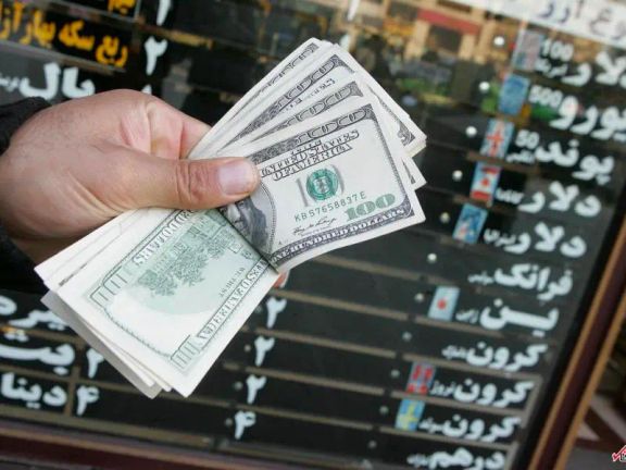 خاص: معلومات عن تورط بيت المرشد في التلاعب بسعر الدولار في إيران