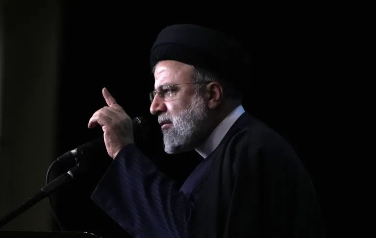 بسبب تعليقاتهم على موت "رئيسي".. اعتقالات ومضايقات ضد النشطاء في إيران