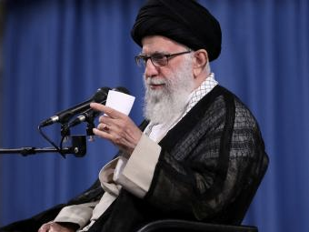 طلاب ومدرسون بالحوزات الدينية: خامنئي معزول وحكمه غير شرعي