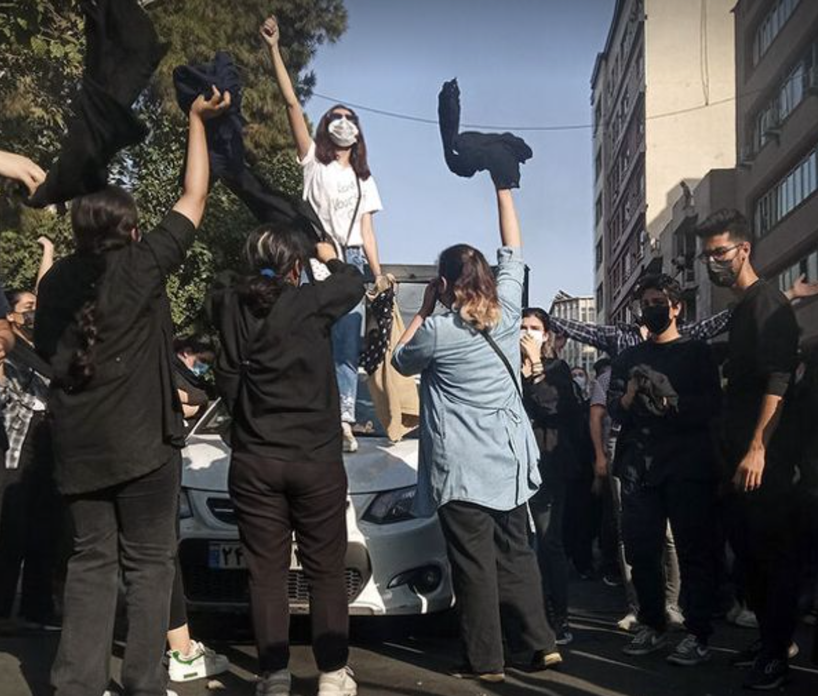 استمرار الانتفاضة الشعبية ضد النظام الإيراني.. هتافات وإسقاط للعمائم وإحياء لذكرى القتلي