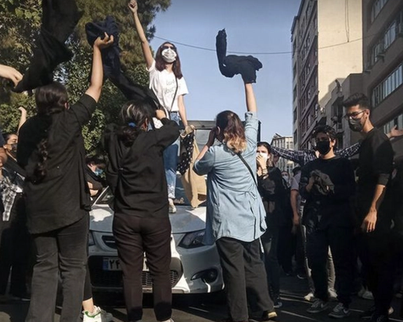 استمرار الانتفاضة الشعبية ضد النظام الإيراني.. هتافات وإسقاط للعمائم وإحياء لذكرى القتلي