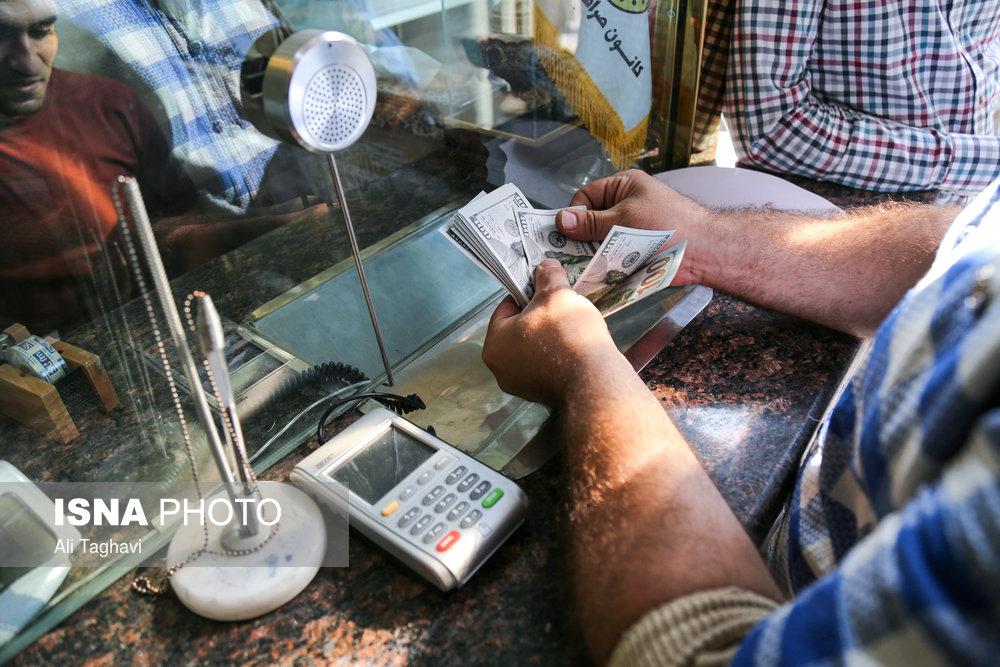 الدولار بلغ 125 ألف تومان و"إمامي" تتجاوز 132 مليونا.. أسعار العملات والذهب تشتعل في إيران
