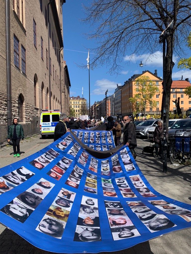 نمایشگاهی از یادگاری‌های قربانیان جمهوری اسلامی در سوئد؛ فراخوان تجمع جهانی برای ۲۵ شهریور