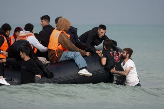 مهاجران سوار بر قایق در تلاش برای عبور از کانال مانش و رسیدن به بریتانیا، ۱۴ شهریور