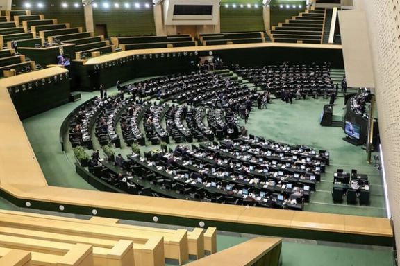 نمایندگان مجلس در ایران در مصوبهای تعطیلی روزهای پنجشنبه را تایید کردند