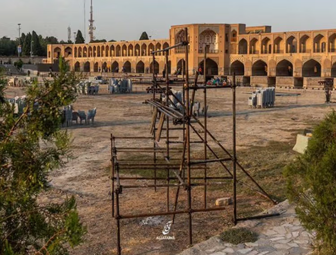 در پی اعتراض‌های مدنی، جشن حکومتی از بستر زاینده‌رود به حاشیه پل خواجو منتقل شد