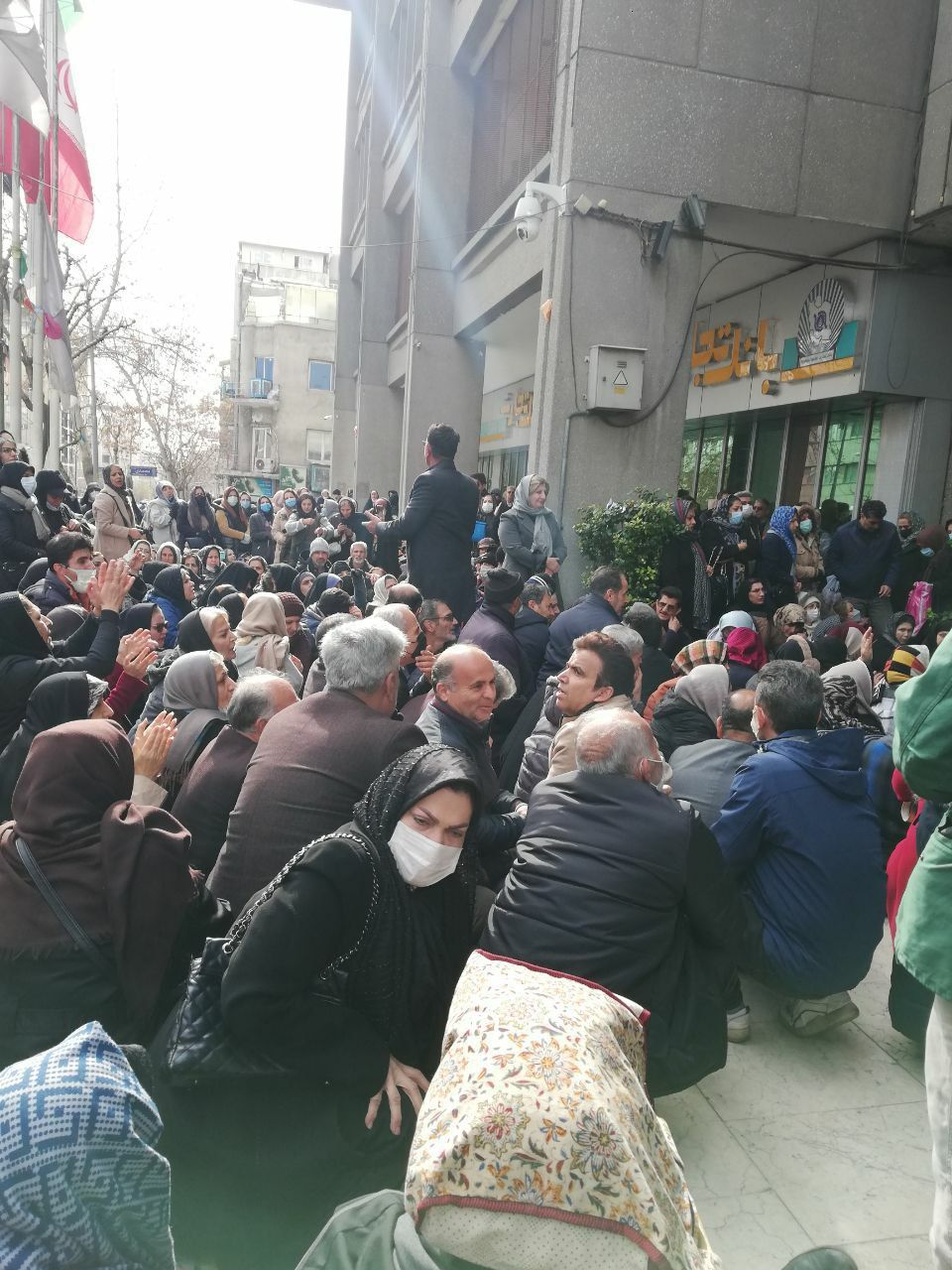 سازمان زنان جبهه ملی ایران حمله نیروهای امنیتی به تجمع بازنشستگان فرهنگی را محکوم کرد