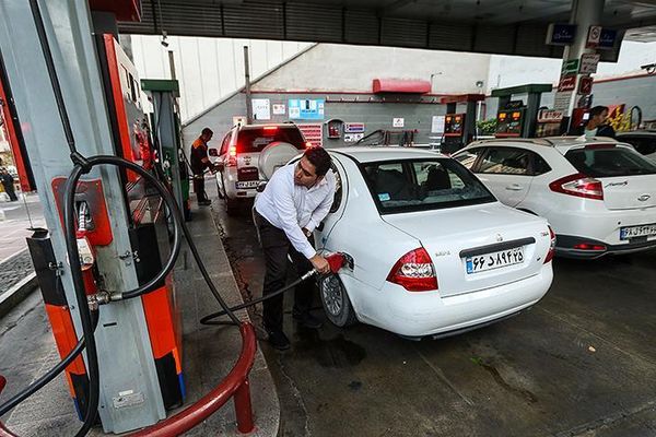 بعد تنصل بزشكيان من وعوده الانتخابية وزيادة سعر البنزين.. الغضب الشعبي يشتعل في إيران