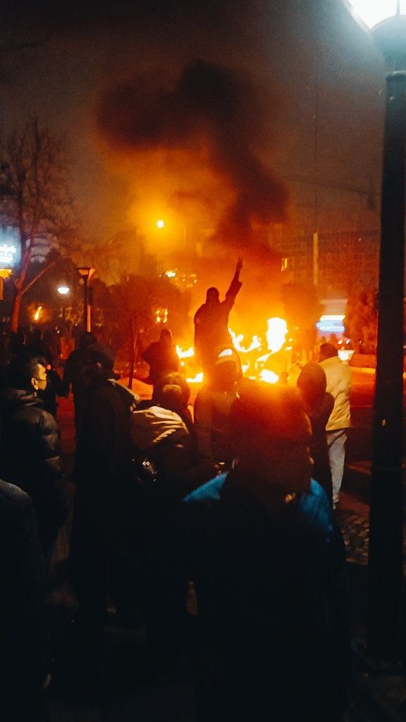 پیام مخاطب از کرج: موتورسواران حکومت مردم را گیر انداختند و به تیر بستند