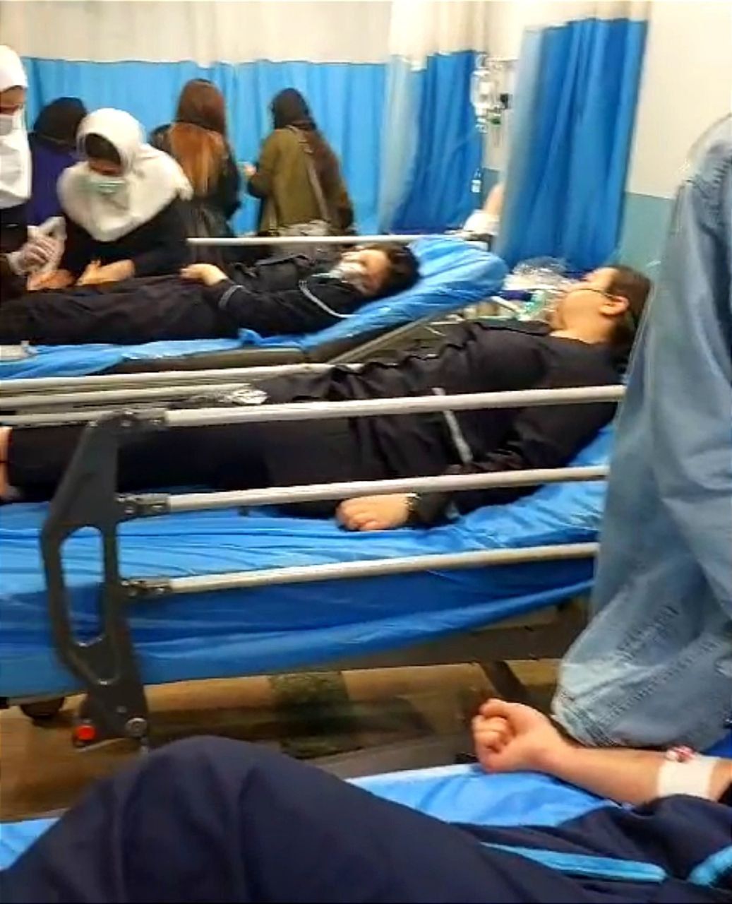 ادامه مسموم کردن‌های سریالی در دست‌کم ۲۶ مدرسه کشور؛ مقامات «دشمنان» را مقصر دانستند