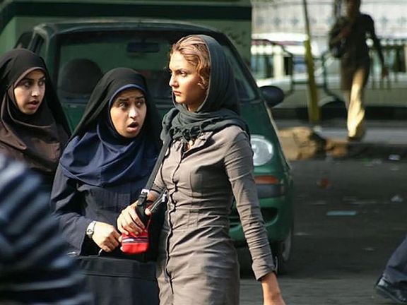 النظام الإيراني يكثف ضغوطه على معارضات الحجاب الإجباري.. وتزايد استخدام العنف ضدهن