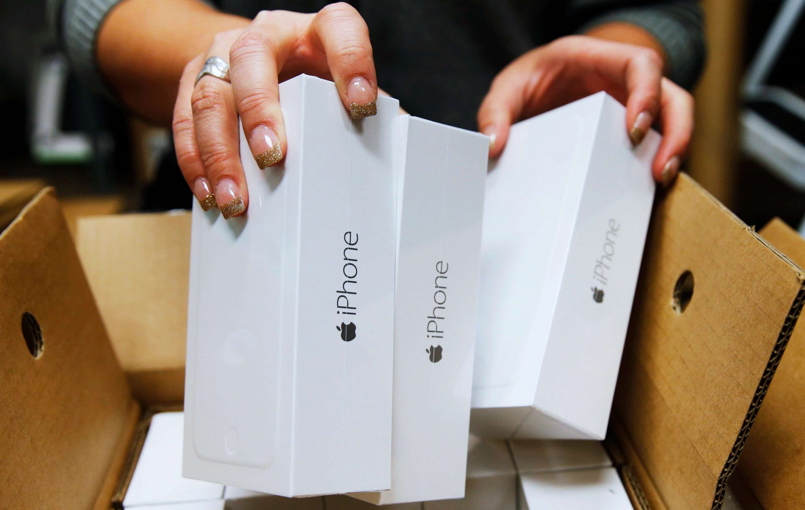 مصائب خرید یک گوشی در ایران؛ آیفون هم به سرنوشت خودروی خارجی دچار می‌شود؟