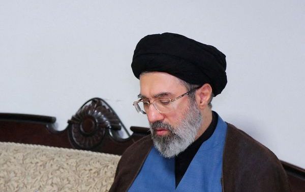 مجتبی خامنهای: با وجود نظر متفاوت، اجازه امضای تفاهمنامه با آمریکا را صادر کردم