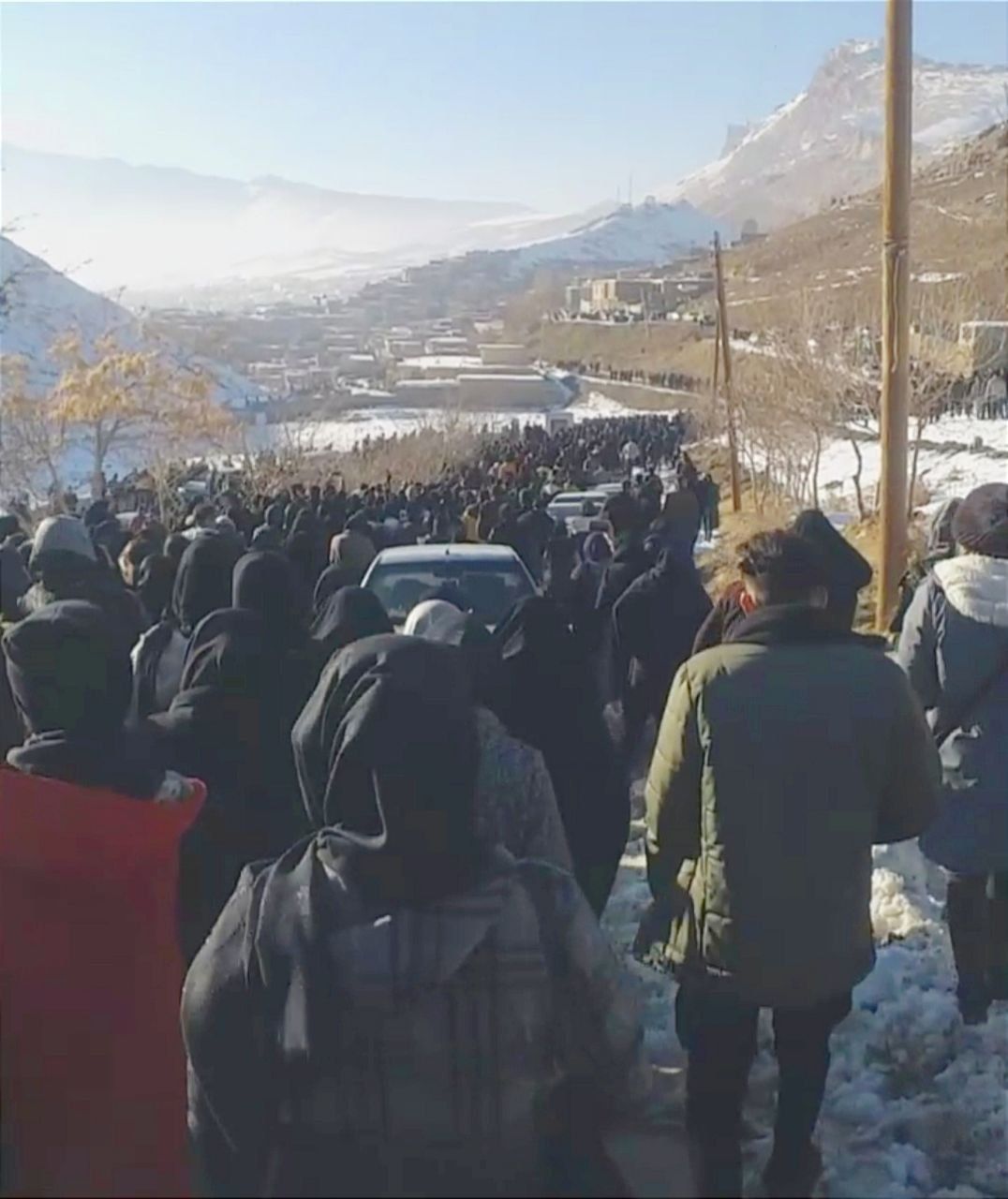 إحياء ذكرى ضحايا الانتفاضة الشعبية في عدة مدن إيرانية.. والمشاركون: "أخي الشهيد سأنتقم لك"