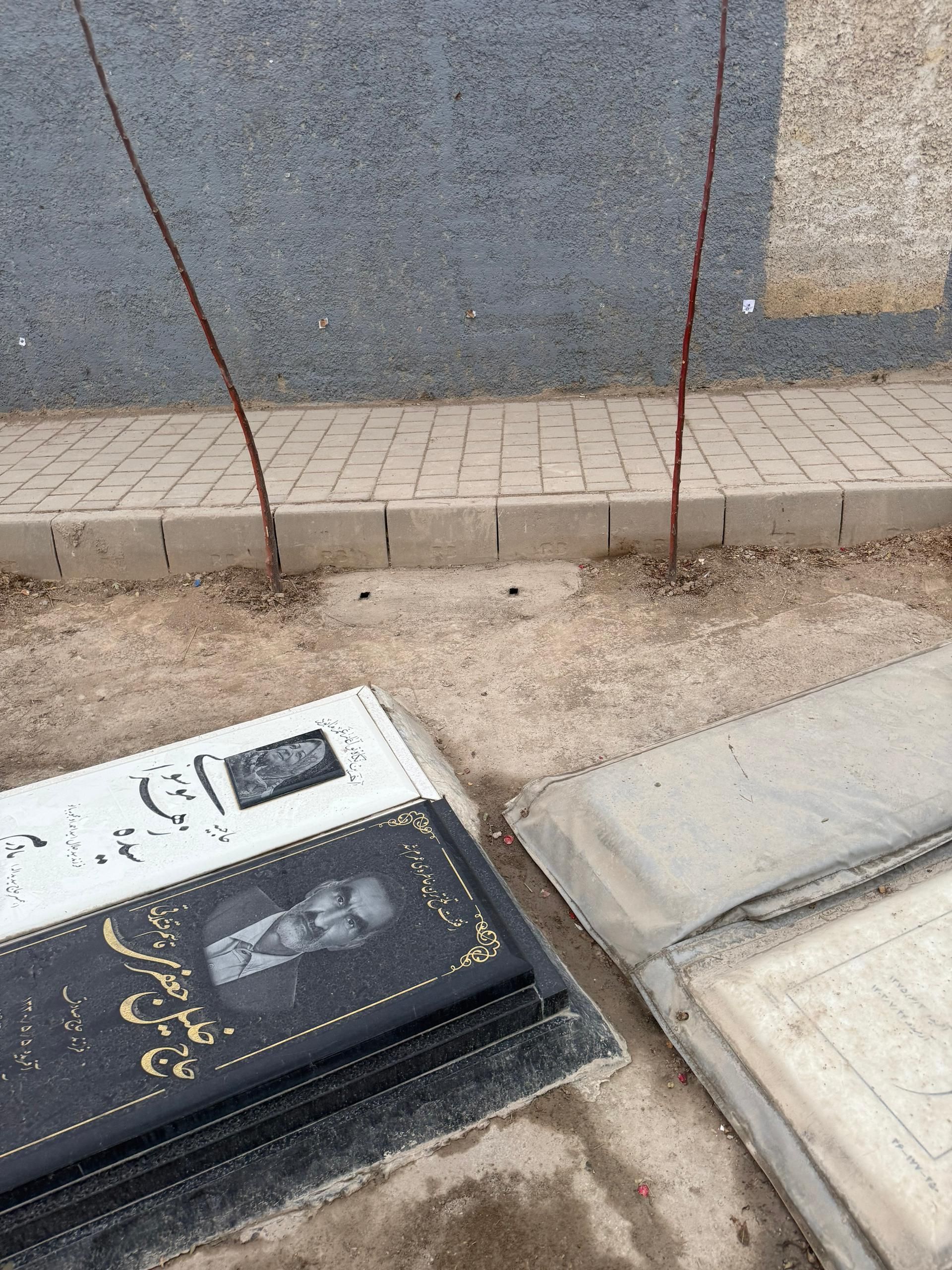 ماموران سپاه تابلوهای یادبود کیانوش سنجری را در بهشت زهرا برداشتند