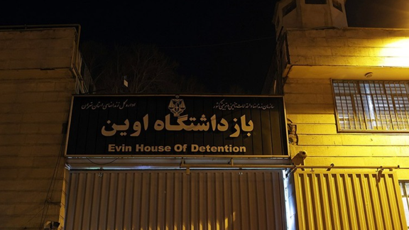 مهدی محمودیان از حمله به بند زنان اوین پس از اعتراض زندانیان به اعدام رضا رسایی خبر داد