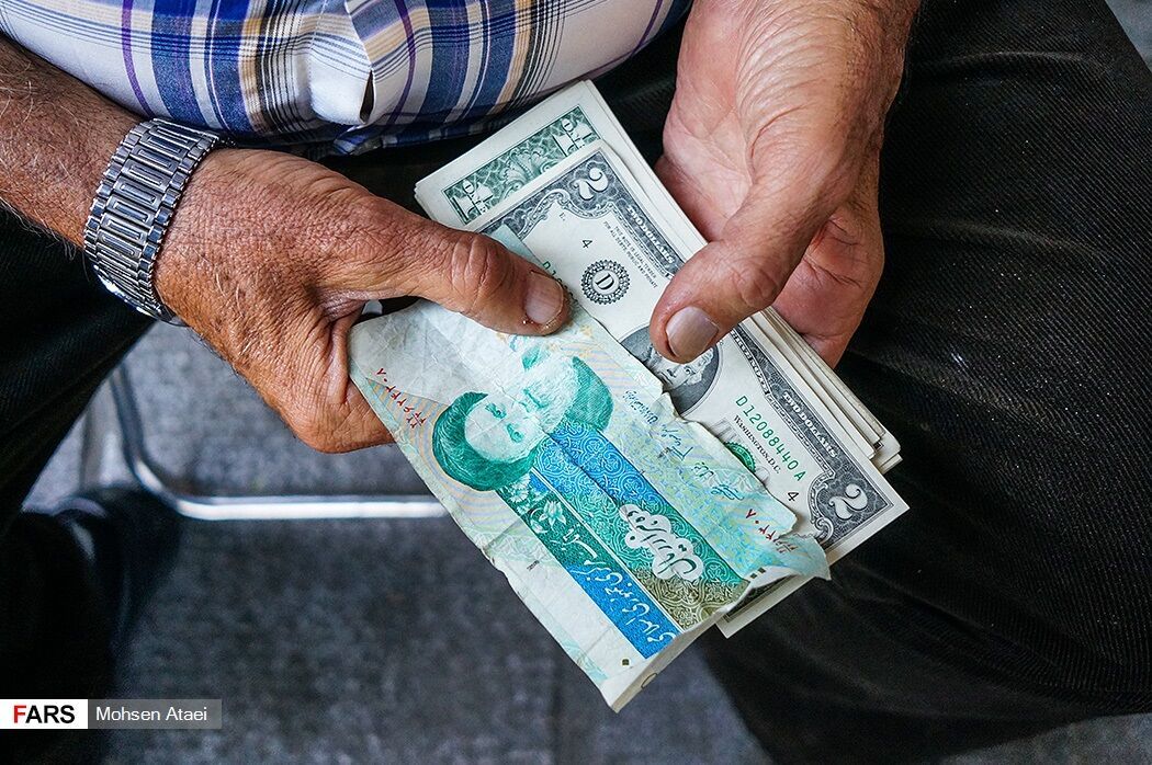 فایننشال‌تایمز: در پی بحران اقتصادی، بانک مرکزی ایران مقررات بازگشت ارز را تسهیل کرده است