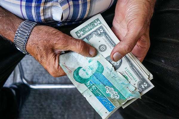 فایننشالتایمز: در پی بحران اقتصادی، بانک مرکزی ایران مقررات بازگشت ارز را تسهیل کرده است