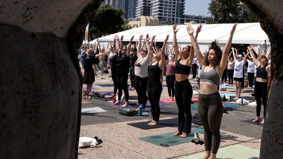 یوگای دستهجمعی در تلآویو برای آزادی یوگاکار اسرائیلی از اسارت حماس