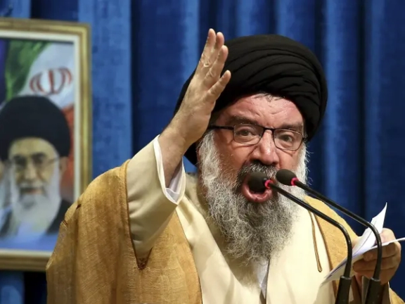 رجل دين إيراني يدعو إلى مواصلة رفع شعار "الموت لأميركا" حتى "تعود إلى رشدها"