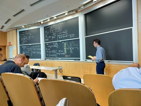 "معاريف": إسرائيل تفحص فرضية ارتباط إيران بمقتل عالم نووي في أميركا