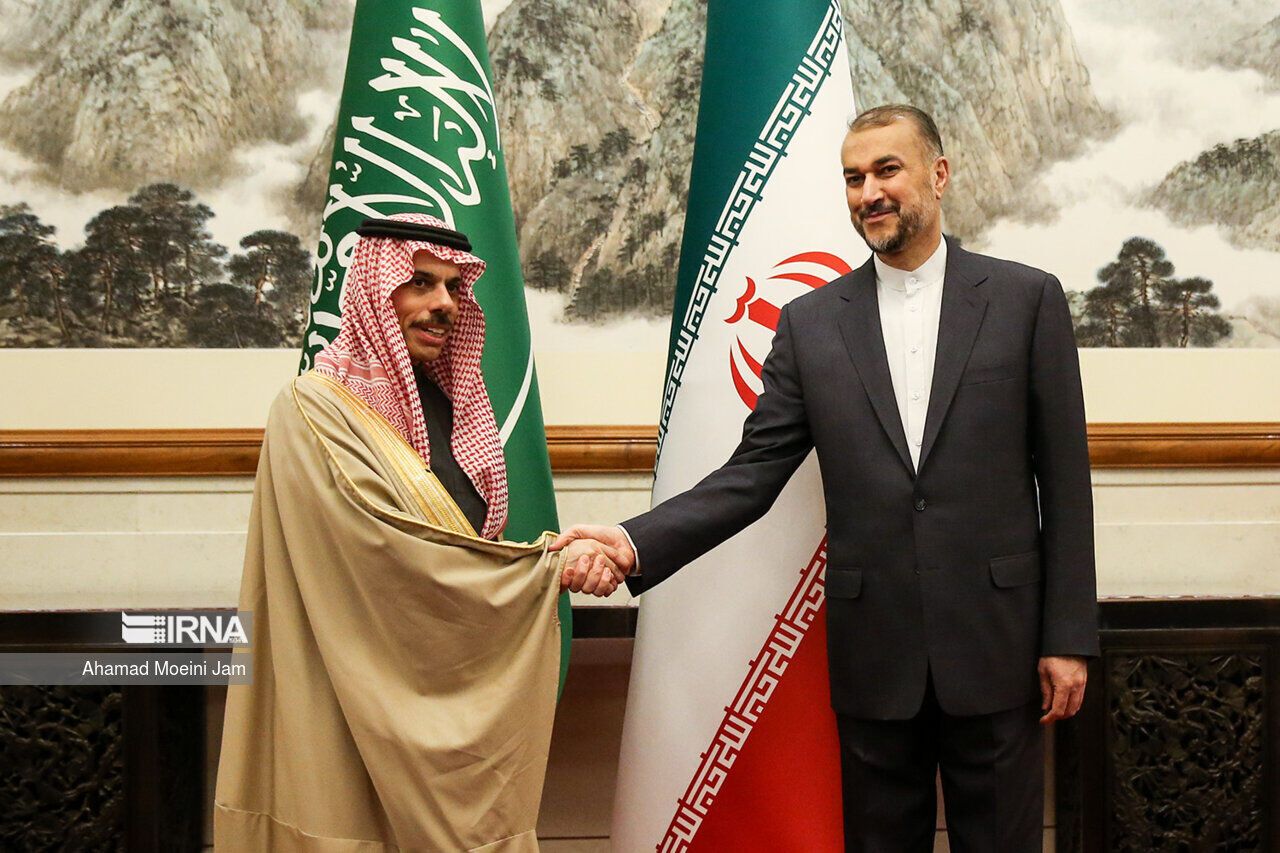 Iranian Foreign Minister Hossein Amirabdollahian (right) and his Saudi counterpart Faisal bin Farhan Al Saud  (April 2023)